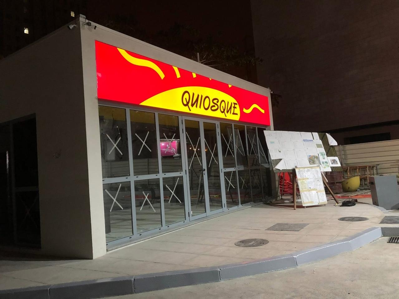 Quiosque com painel luminoso vermelho e amarelo instalado