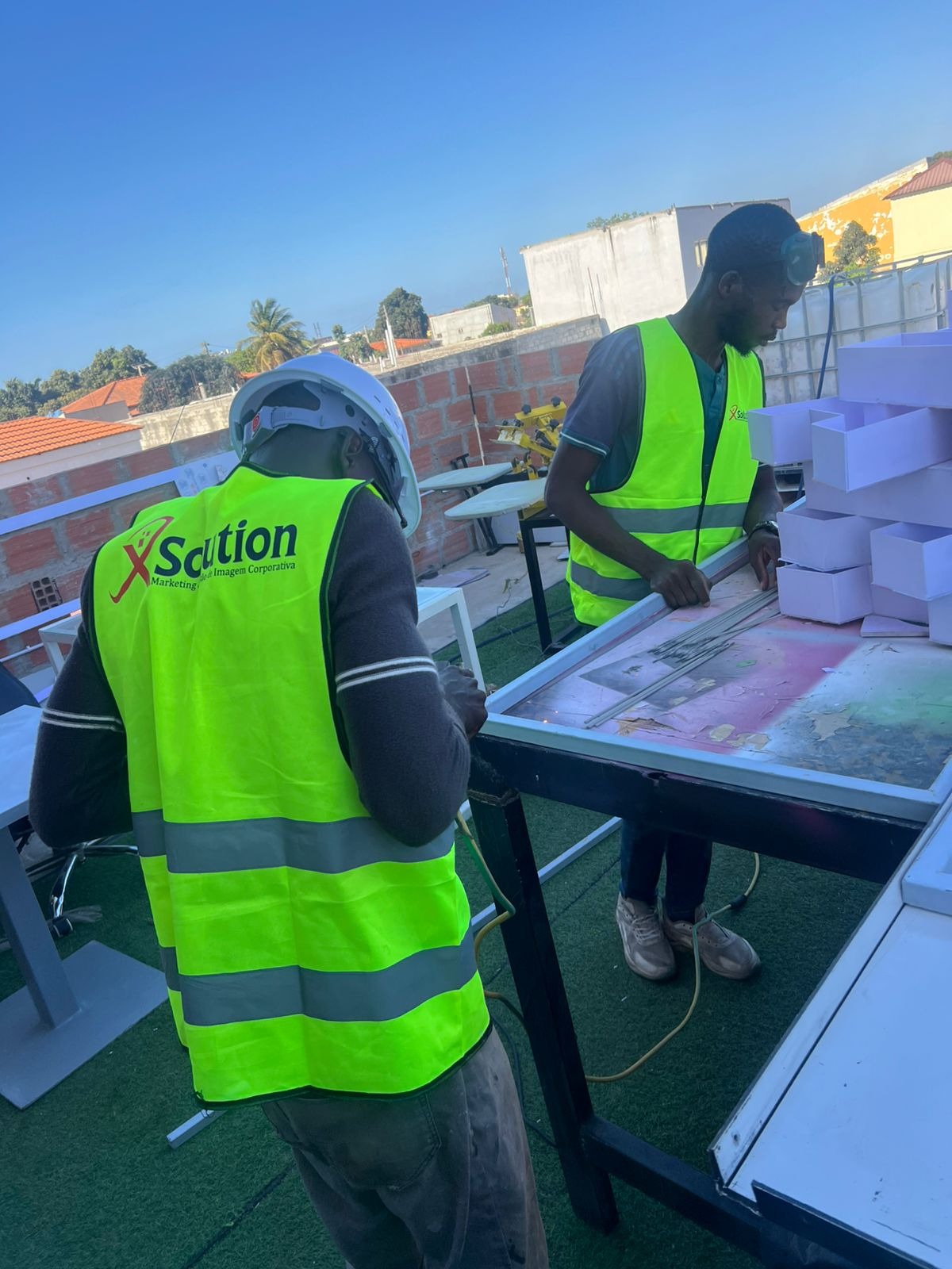 Equipa XSolution a produzir caixas luminosas na oficina