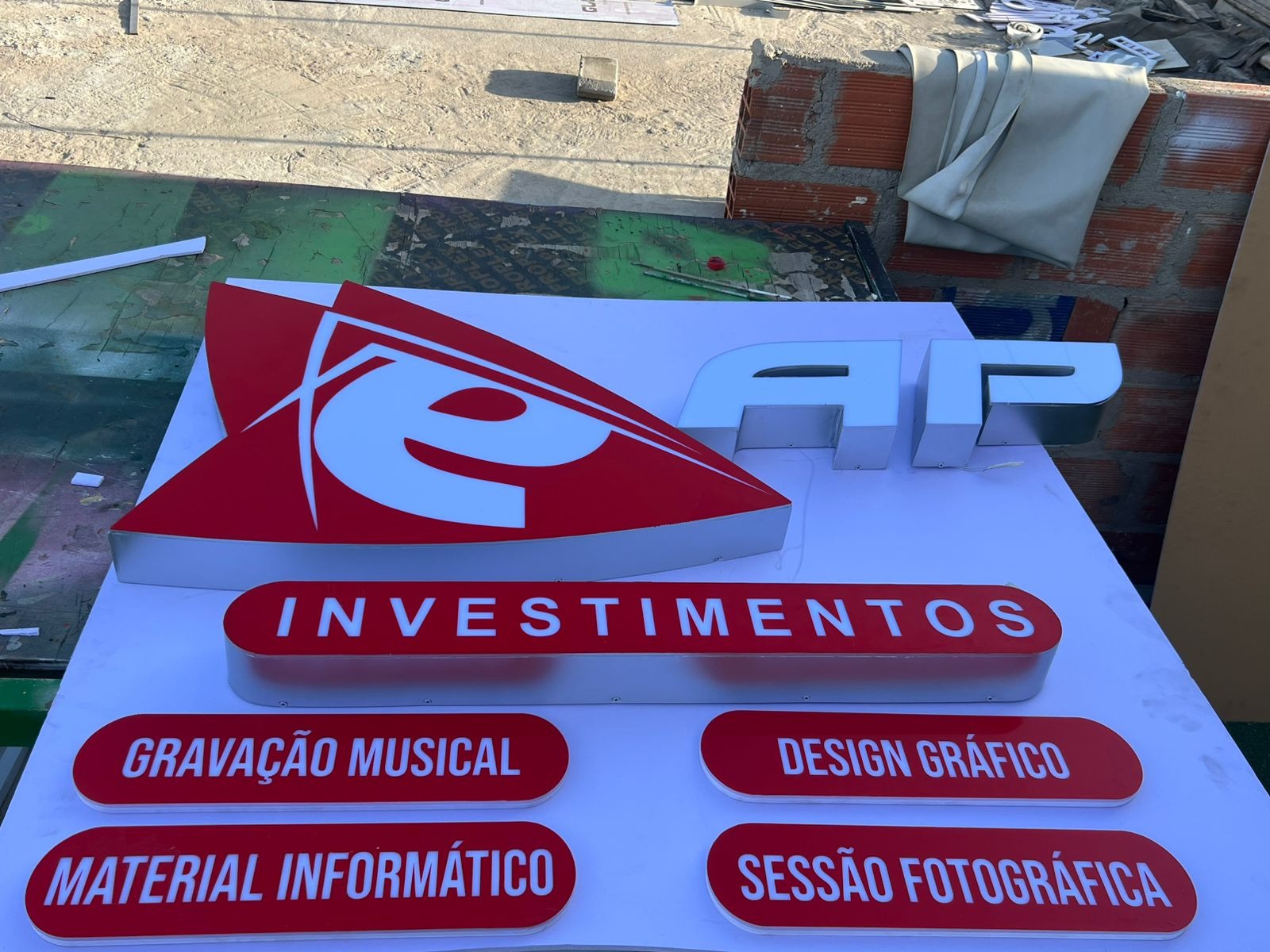 Letras 3D e placas luminosas KAP Investimentos em produção