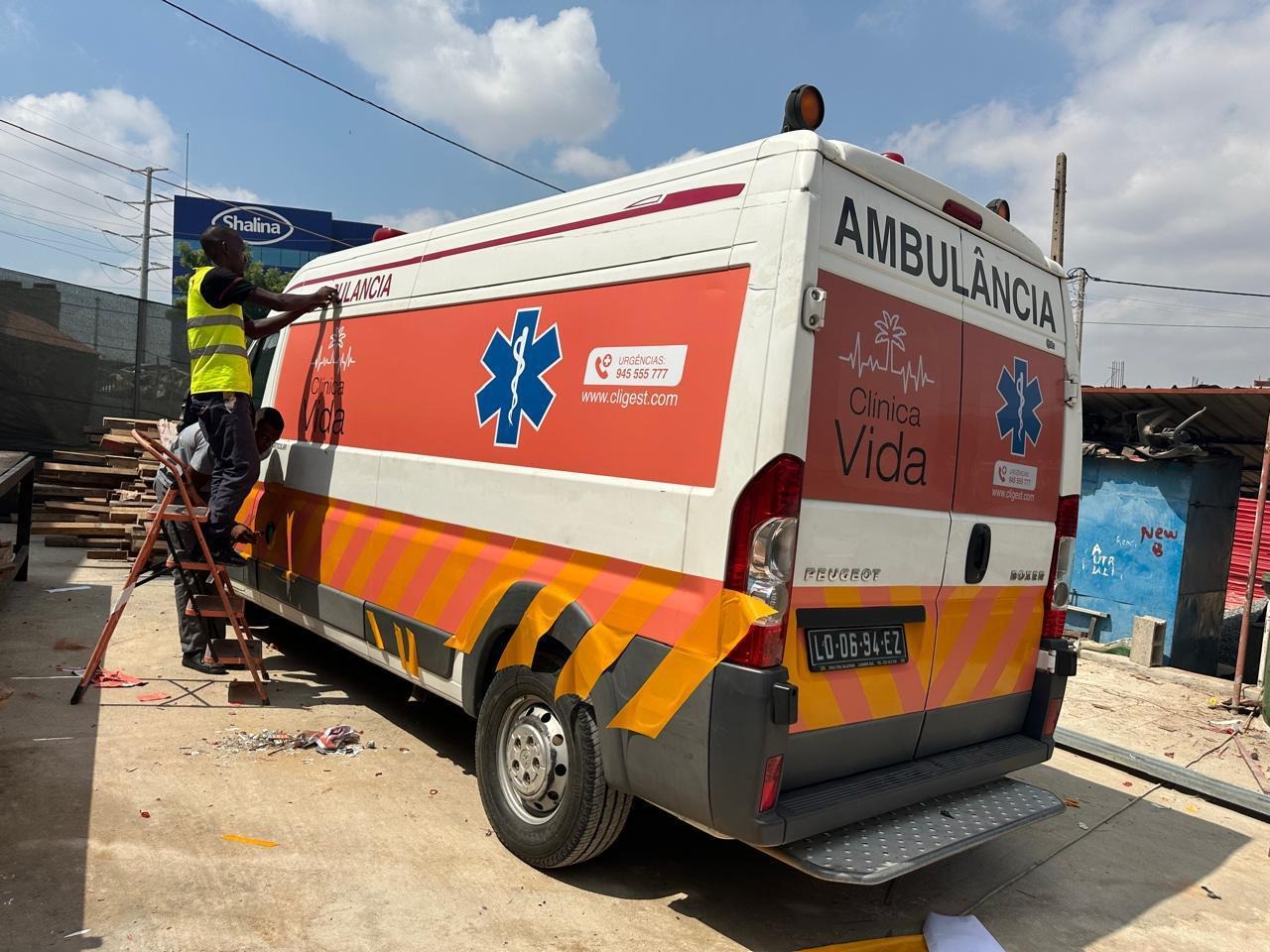 Ambulância da Clínica Vida envelopada em vinil laranja