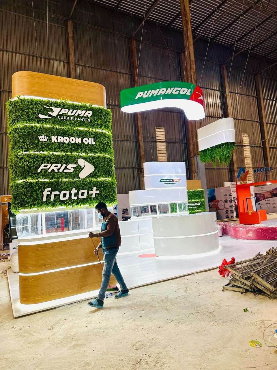 Stand corporativo Pumangol com painéis verdes e logótipos iluminados