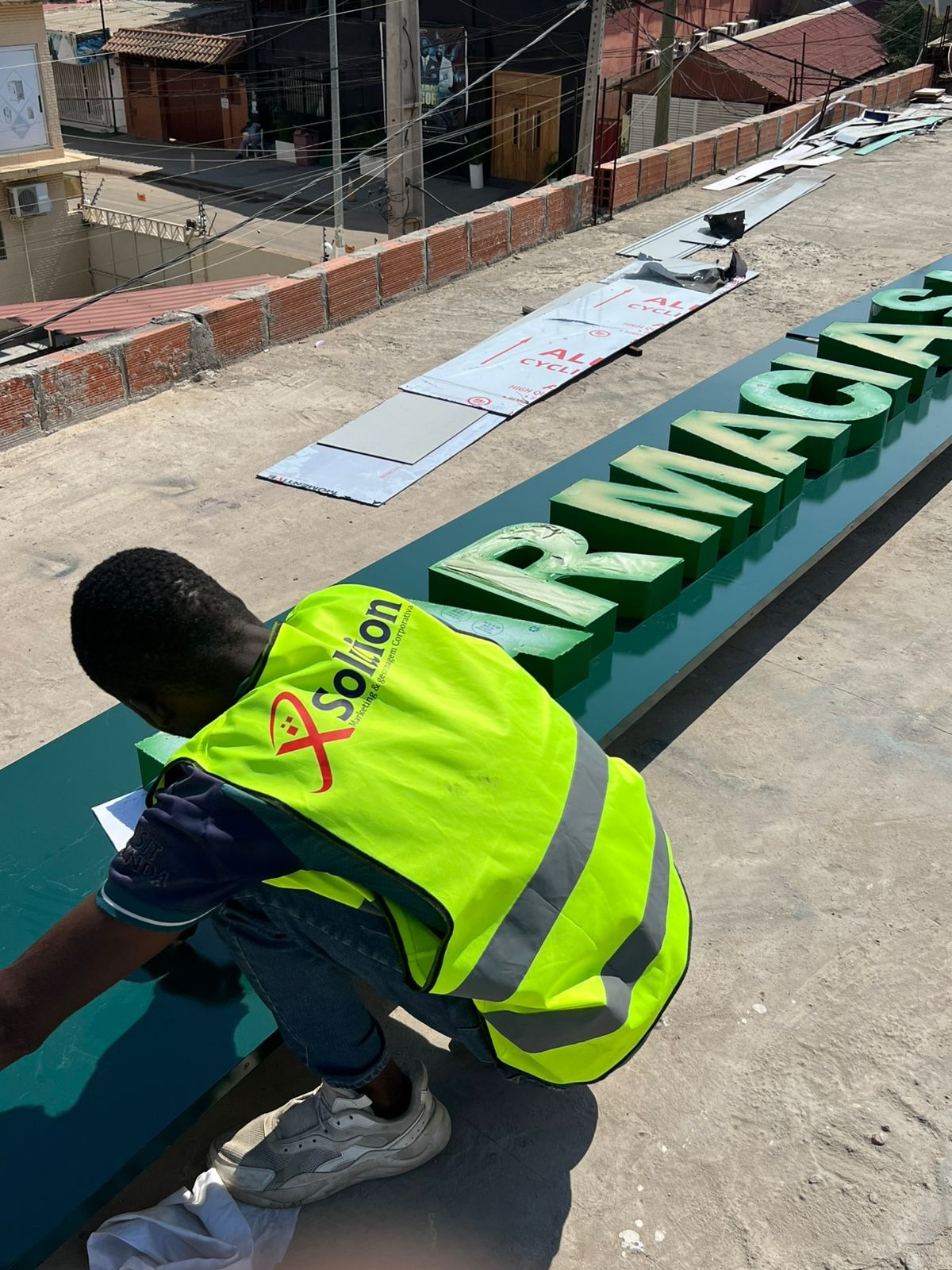 Produção de letras 3D verdes para fachada de farmácia