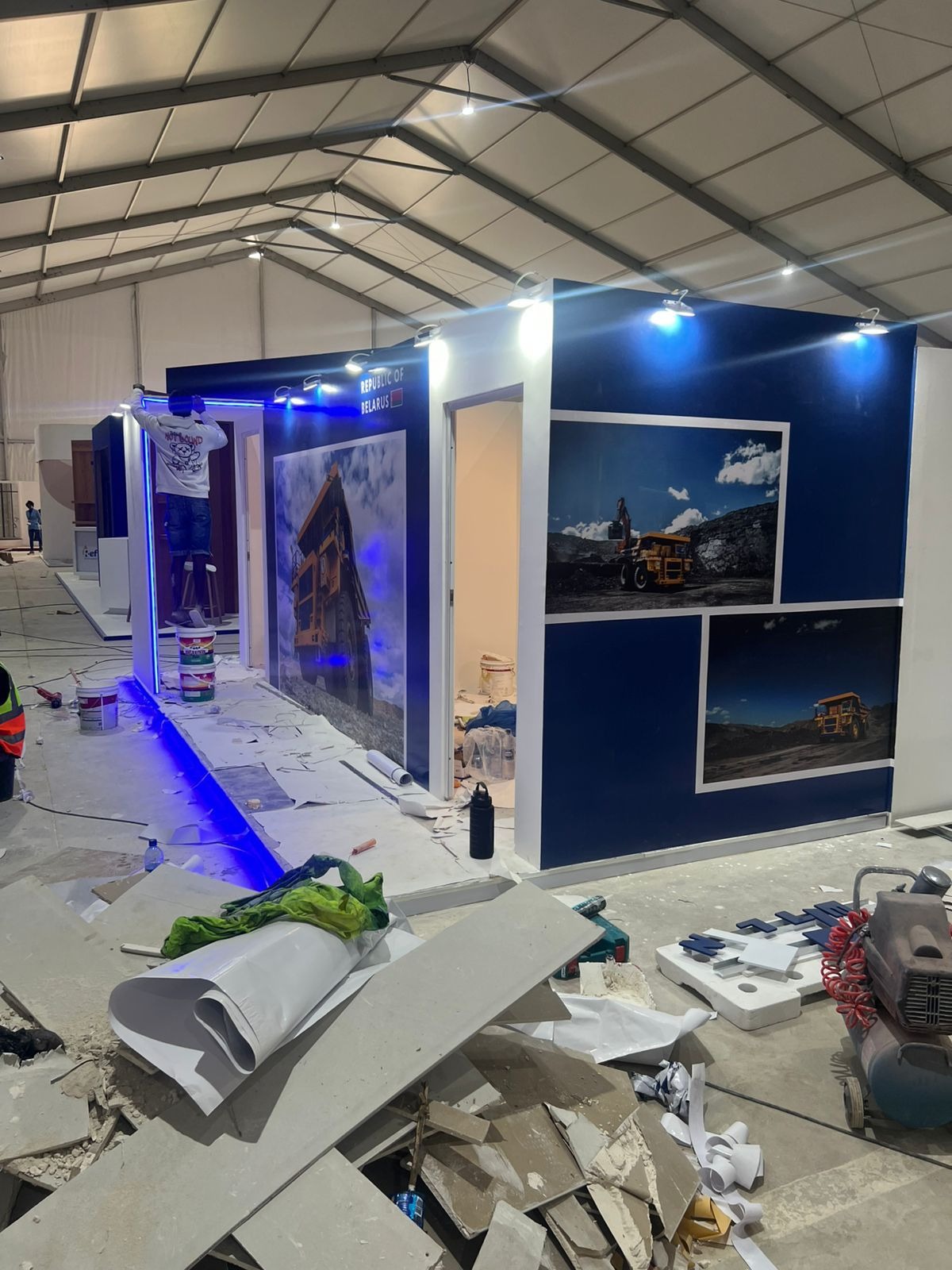 Stand da Republic of Belarus em montagem com iluminação LED azul