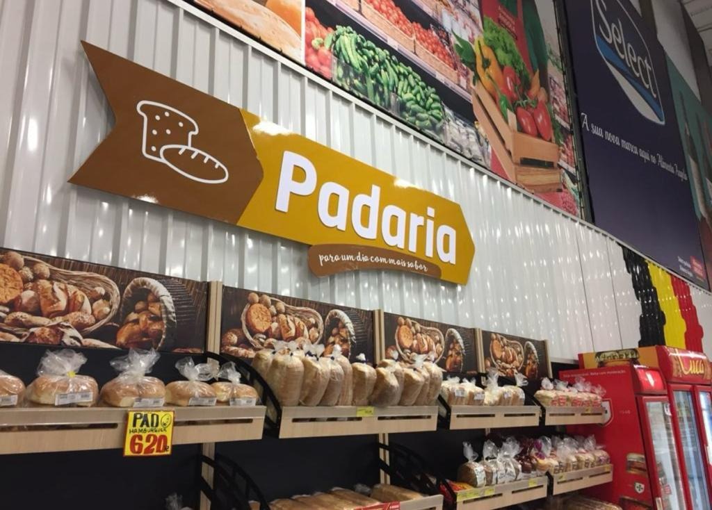 Sinalética interior de padaria em supermercado