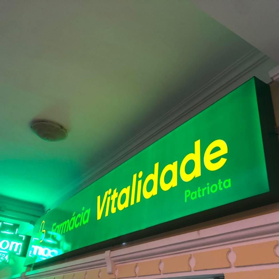 Caixa luminosa da Farmácia Vitalidade Patriota