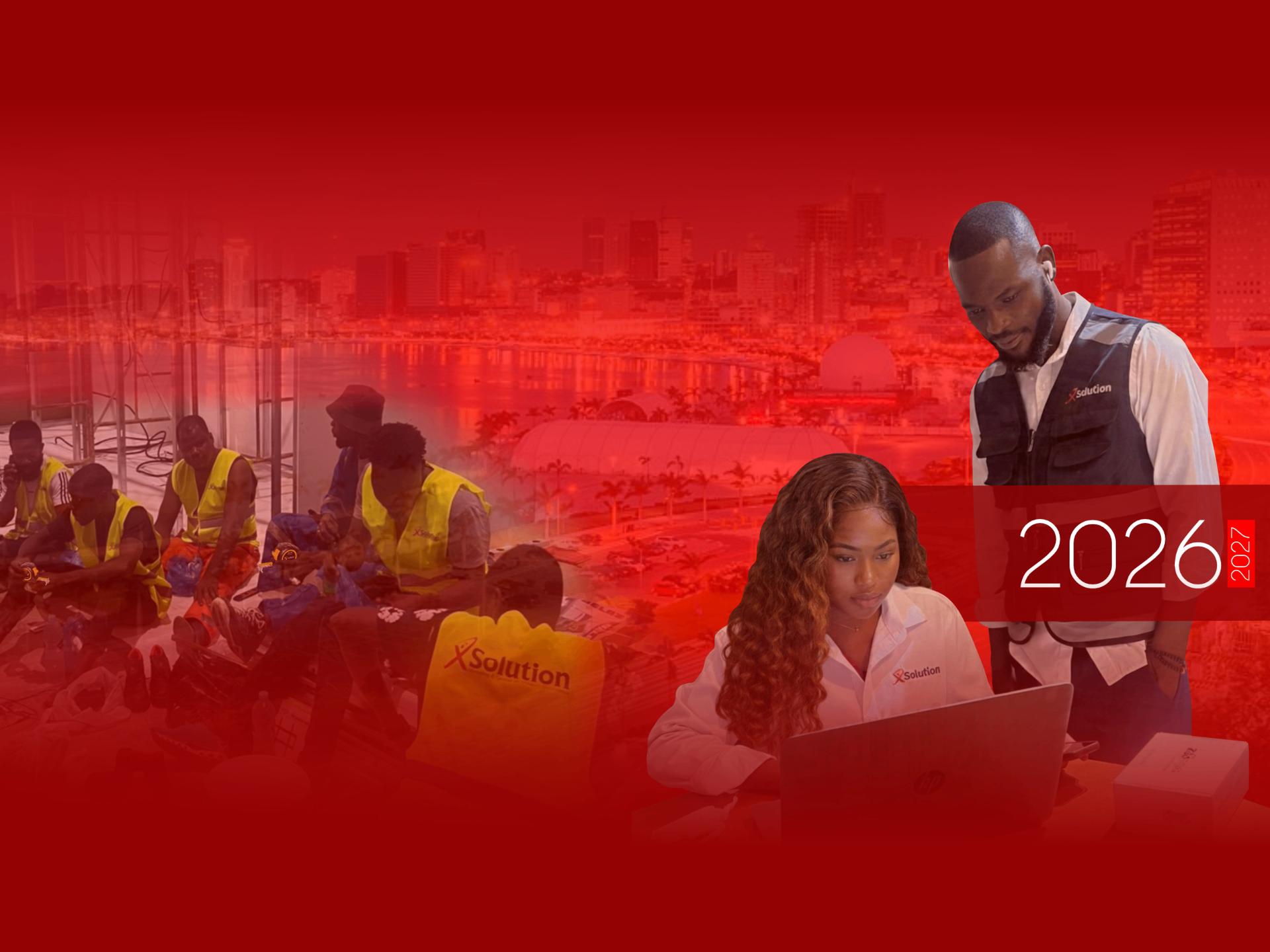 Equipa XSolution em escritório e em produção, sobre a marginal de Luanda
