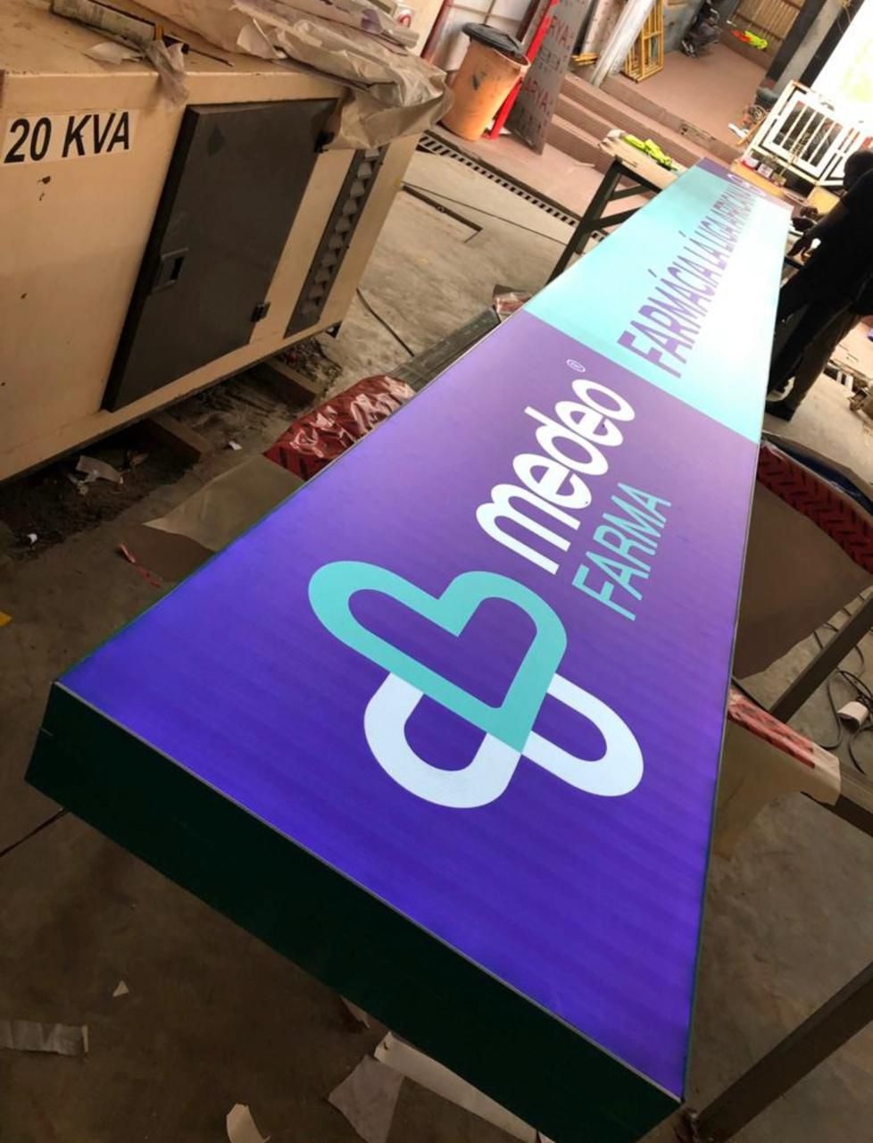 Letreiro luminoso Medeo Farma em produção na oficina