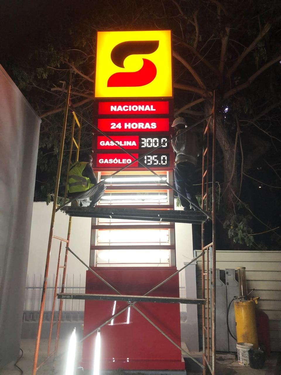 Totem luminoso Sonangol com preçário em instalação noturna